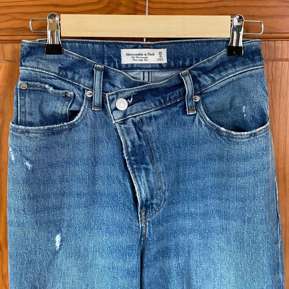 Abercrombie the 90s Straight Ultra High Rise Crossover Jean
